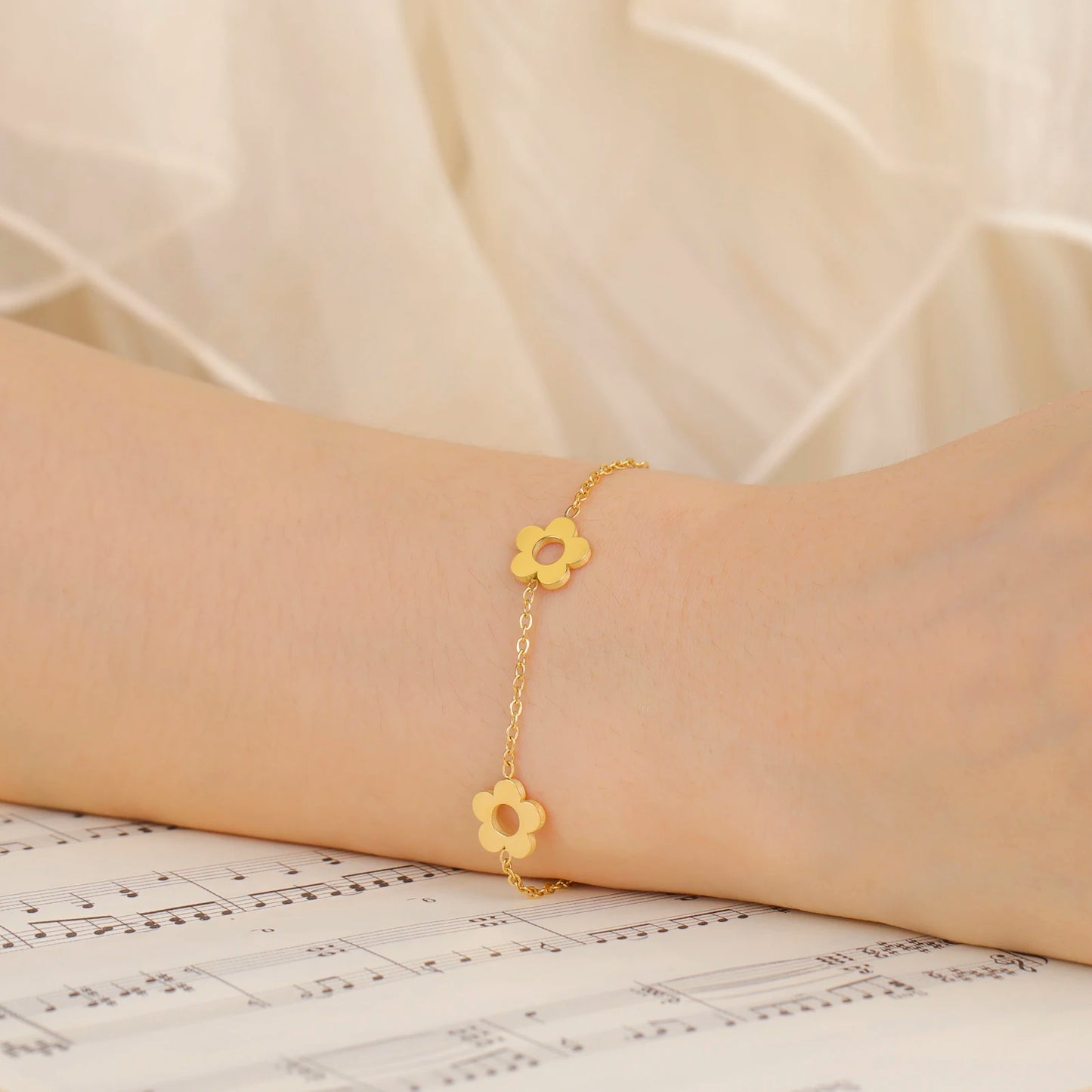 Vassago Ladies Delicate Little Flower Decorative Bracelet Cute Summer Stainless Steel Jewelry Women's Hand Bracelets Luxury Gift