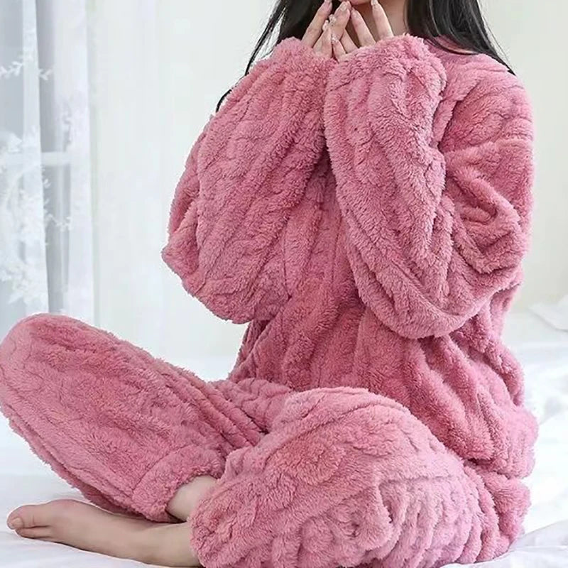 een tweedelige dames loungewear set met een lange pluche een tweedelige dames loungewear set met een lange pluche